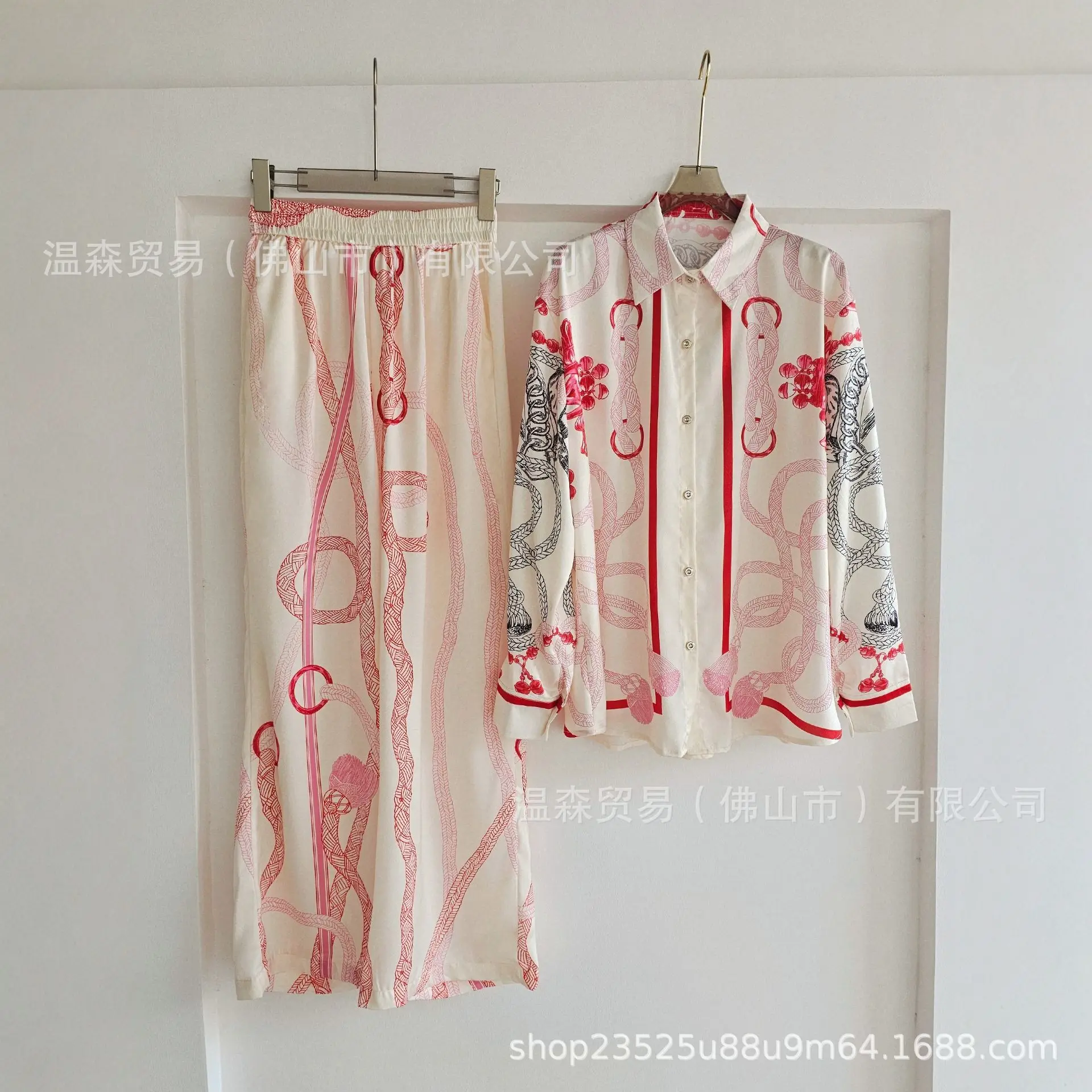 Silk Blouse Button - طقم نسائي من قطعتين بتصميم فرنسي